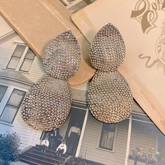 Lg Vintage Silver Tone Raindrop Textured Statement Clip on Earrings - Picture 6 of 15